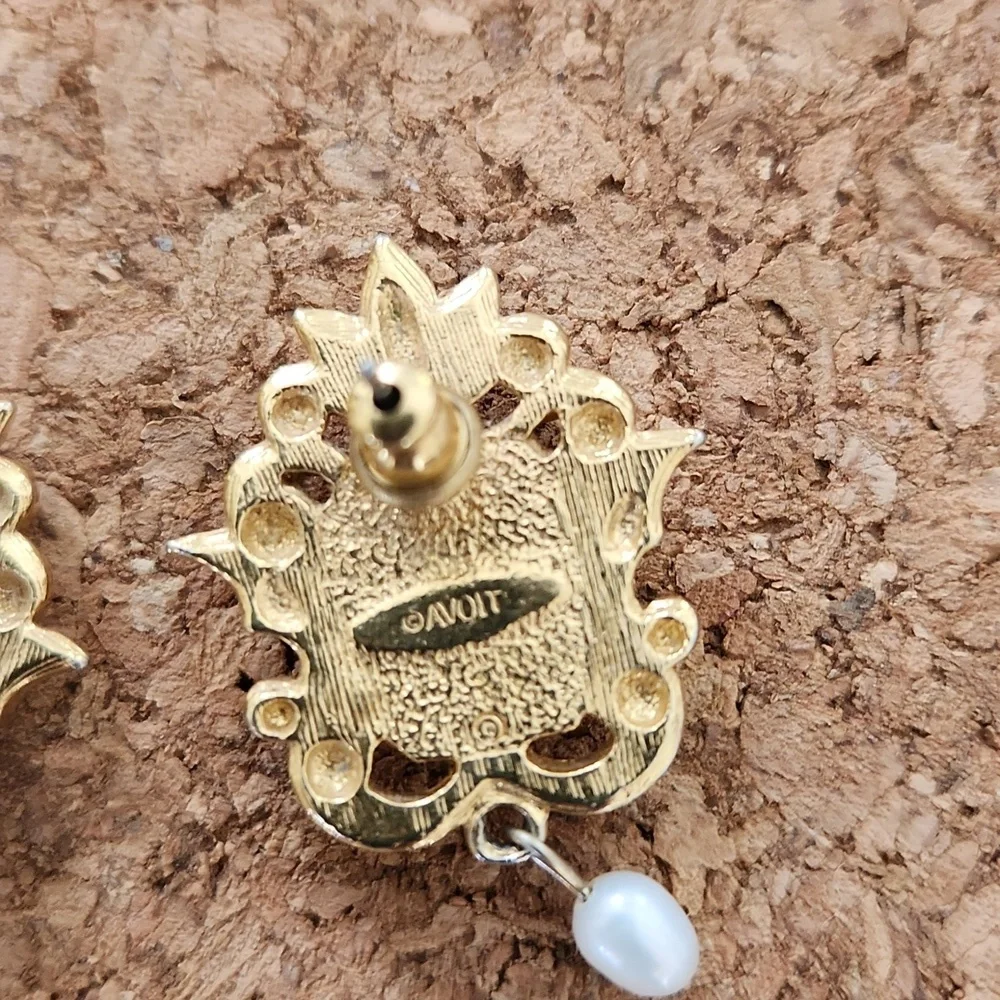 Vintage Avon Victorian Revival Brooch And Pierced Earring Set - Picture 5 of 7
